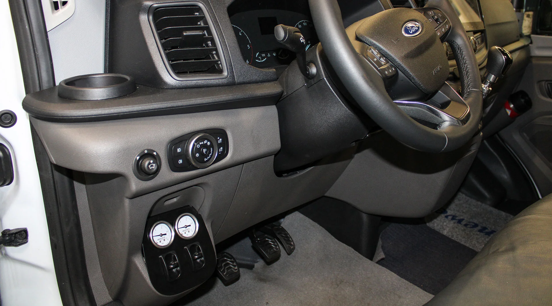 Auflastung_Ford_Cockpit-b5ea2608